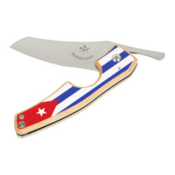Doutníkový ořezávač Les Fines Lames Cuba světlé dřevo - Originální kapesní nůž a ořezávač na doutníky Les Fines Lames Cuba Ligt pro milovníky doutníkového kouře. Luxusní nožík s ořezávačem z exklusivní série Flag ve světlém provedení s potiskem kubánské vlajky je precizně vyrobený z kvalitního dřeva a nerezové oceli. Na čepeli najdeme gravírované logo Les Fines Lames. Nůž využijete nejen k ořezání doutníku, ale také při každodenní činnosti jako je krájení ovoce, otevírání pošty apod. Díky prodloužení na konci čepele se nůž lehce otevírá jednou rukou - typické pro kapesní Piedmont skládací nože. Svou velikostí se nůž vejde do každé kapsy, takže svého pomocníka můžete mít stále při sobě. Ostře broušená čepel vyrobená z nerezu (14C28N Stainless steel) garantuje dokonalý ořez Vašeho oblíbeného doutníku. Velikost výřezu umožňuje ořezávat doutníky až do velikosti prstýnku 70. Ořezávač byl navržen tak, aby nebyl větší než ostatní ořezávače na trhu a současně měl univerzální využití klasického zavíracího nože. Součástí balení je malý imbusový klíč určený k demontáži při jeho čištění. Tento nádherný kousek značky Les Fines Lames je dodávaný v originálním boxu s pěnovou vnitřní výplní.

Francouzská značka Les Fines Lames je známá výrobou prémiového doutníkového příslušenství. V jejím širokém portfoliu najdete kvalitní vyštípávače, popelníky, stojánky na doutníky a samozřejmě ořezávače. Všechny produkty jsou navrhované a ručně vyráběné ve Francii.

Celkové rozměry zavřeného nože (Š x H x V): 115 x 30 x 12 mm
Celkové rozměry otevřeného nože (Š x H x V): 157 x 30 x 12 mm
Délka čepele: 65 mm
Maximální průměr výřezu pro doutník: 22 mm
Materiál: nerezová ocel 14C28N, dřevo
Hmotnost: 51 g
Výroba/materiál: Thiers, Francie

